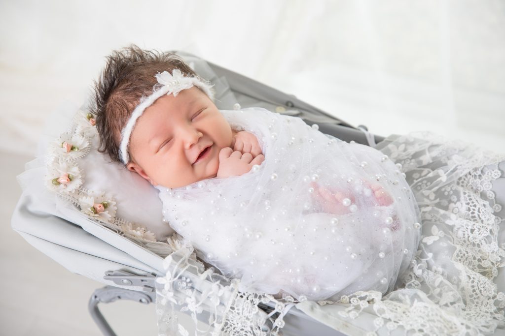 Newborn photography near me - Should I Photograph My Newborn at Home or in a Studio? What Experts Recommend