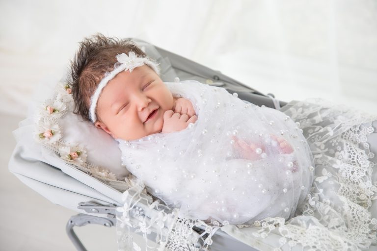 Newborn photography near me - Should I Photograph My Newborn at Home or in a Studio? What Experts Recommend